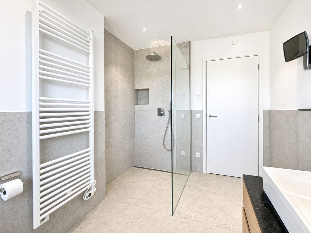 Dasselbe Badezimmer nach der Optimierung durch HDR HERO