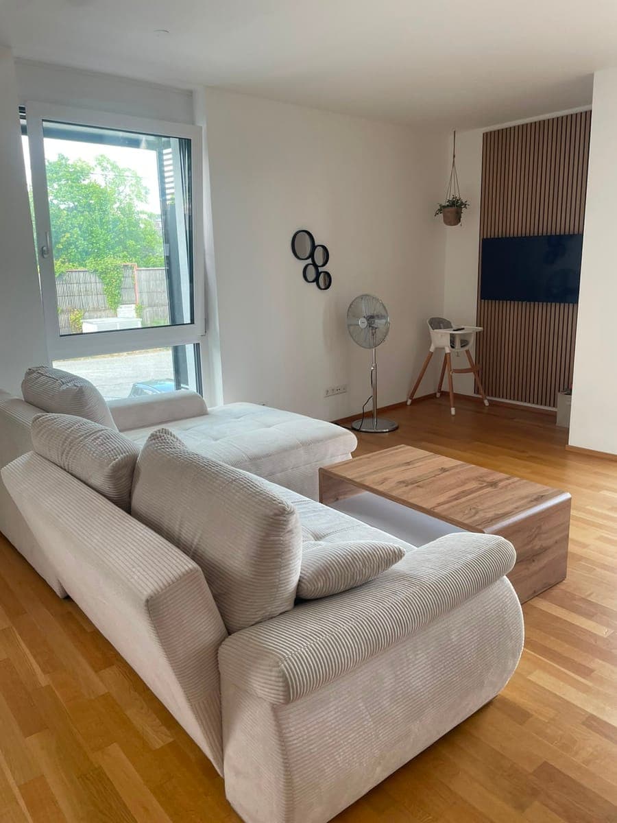 Handyaufnahme eines Wohnzimmers mit Cordsofa: Das Fenster ist überstrahlt und der Raum wirkt gelbstichig