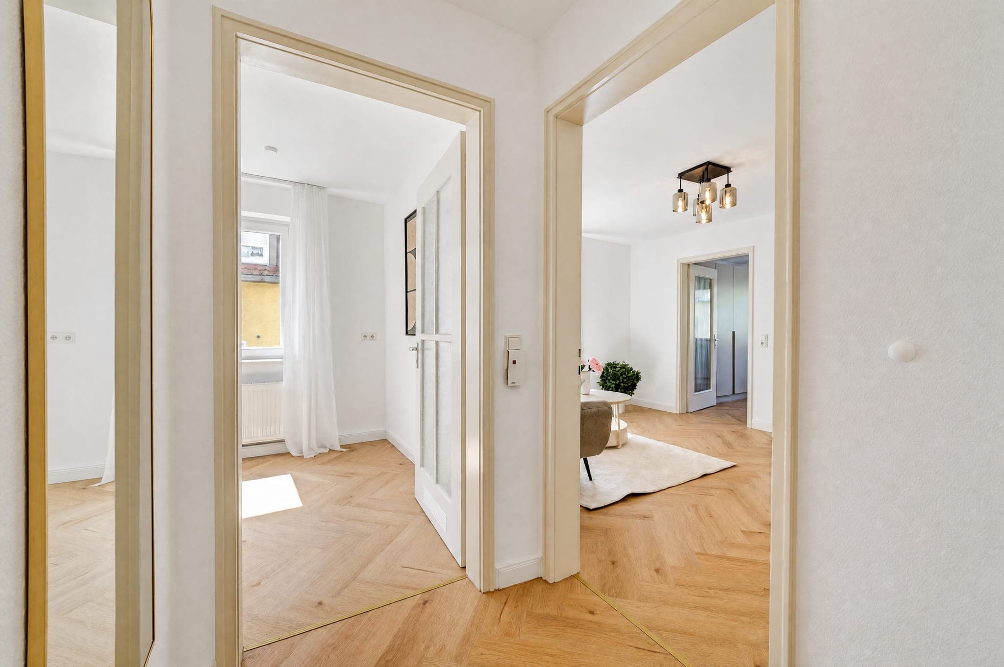 Flur mit geöffneten Türen und Blick in zwei angrenzende Zimmer