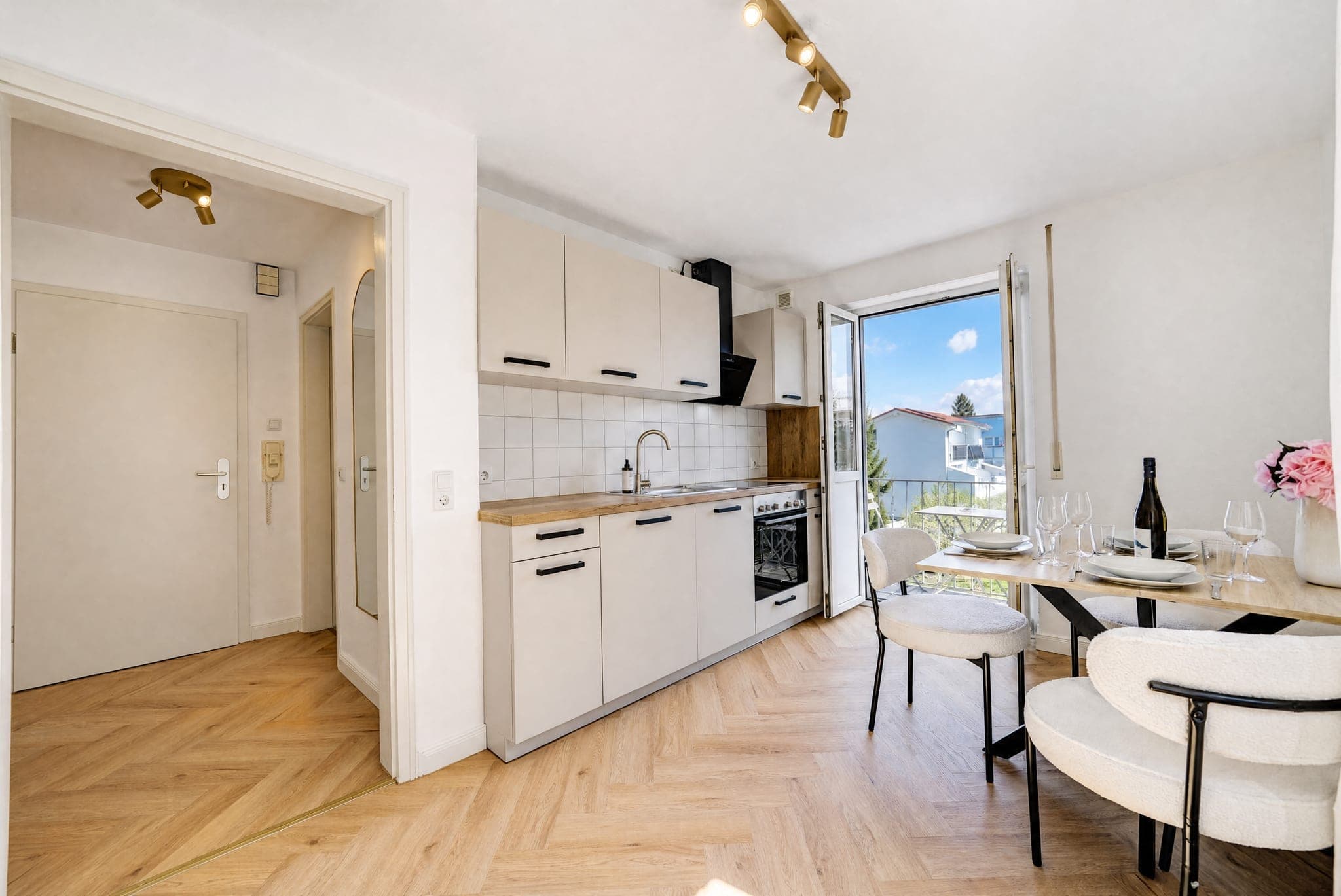 Küchenzeile mit Essplatz am Balkonfenster auf Fischgrätparkett